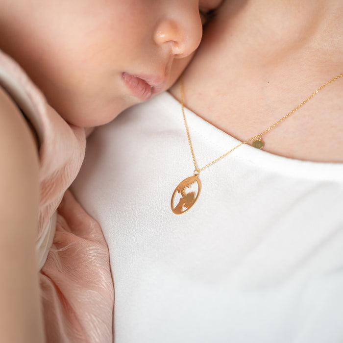 Mother and child 18 gold necklace
