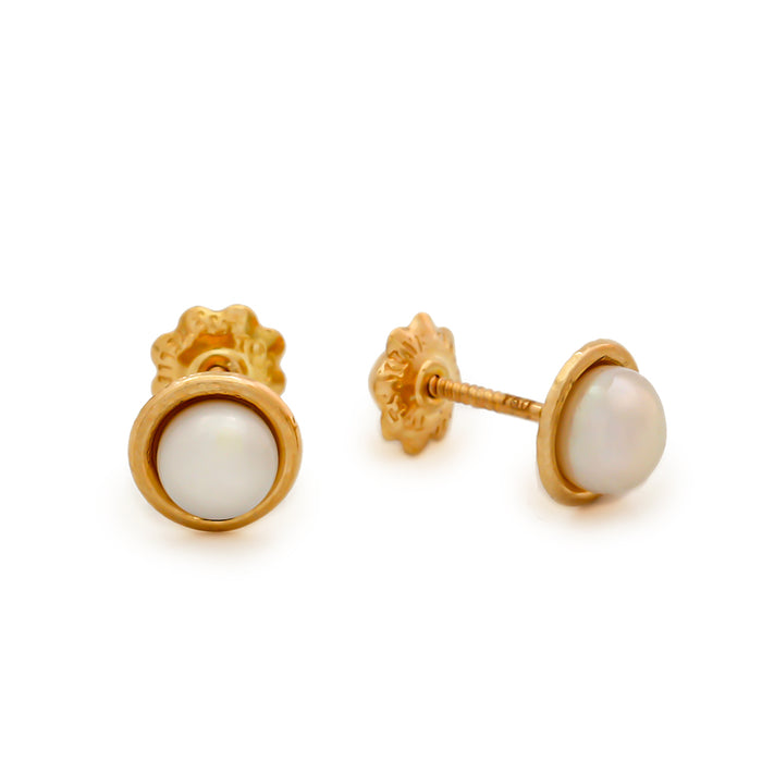 Gold  earrings with fresh water pearl
