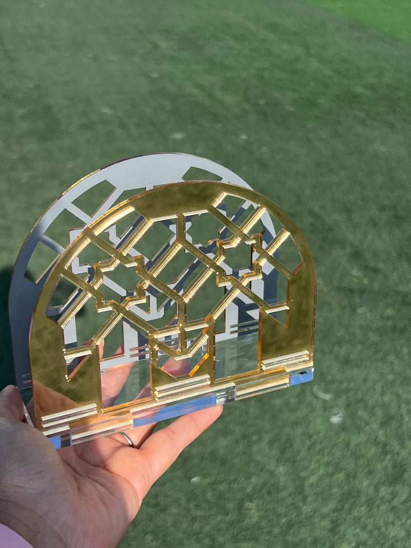Golden acrylic tissue holder – elegant Ramadan decor, perfect for home or gifting.