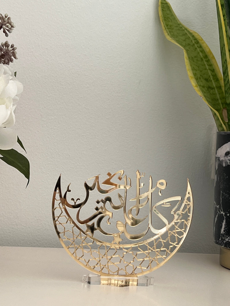 Golden acrylic 'Ramadan Mubarak' decorative stand – elegant Islamic home decor or Ramadan gift.