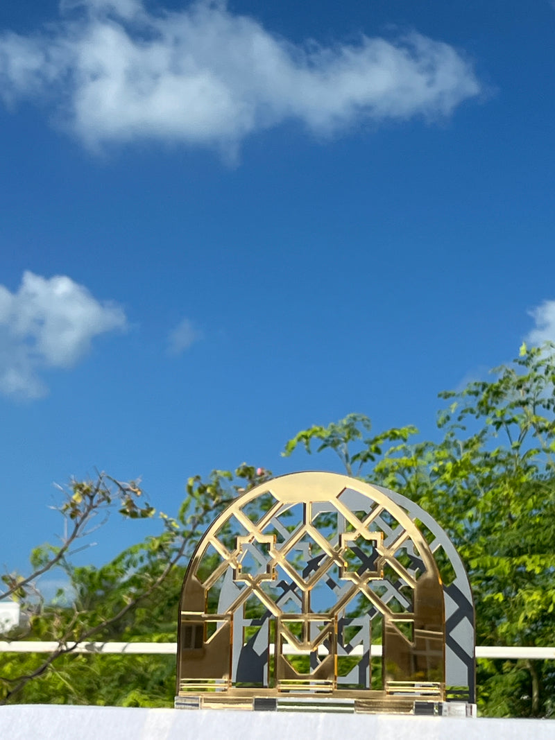 Golden acrylic tissue holder – elegant Ramadan decor, perfect for home or gifting.