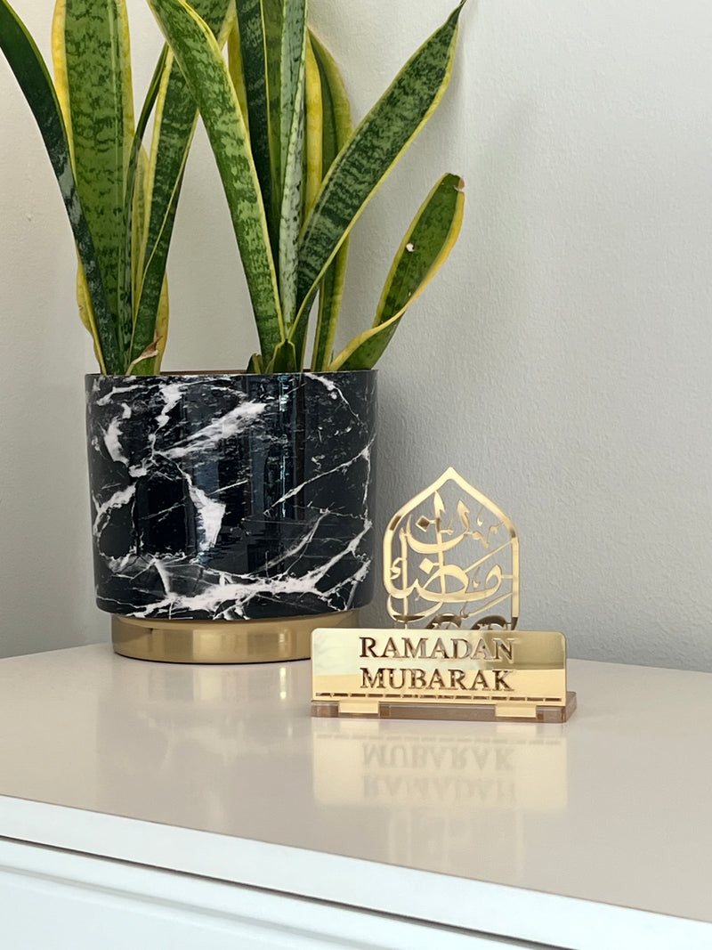 Golden acrylic 'Ramadan Mubarak' tissue holder – elegant Islamic home decor for Ramadan.
