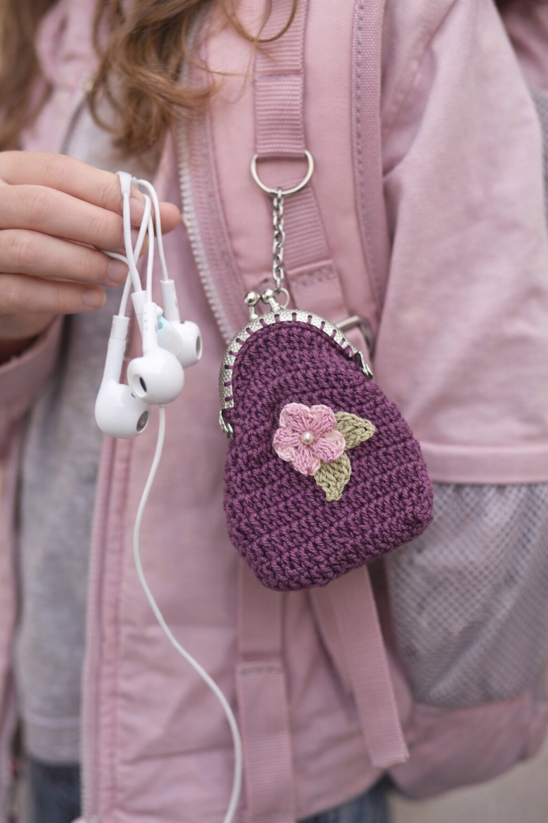 Chic Handcrafted Crochet Mini Bag with Bronze Clasp