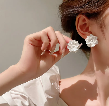 White Flower Donutse Earrings